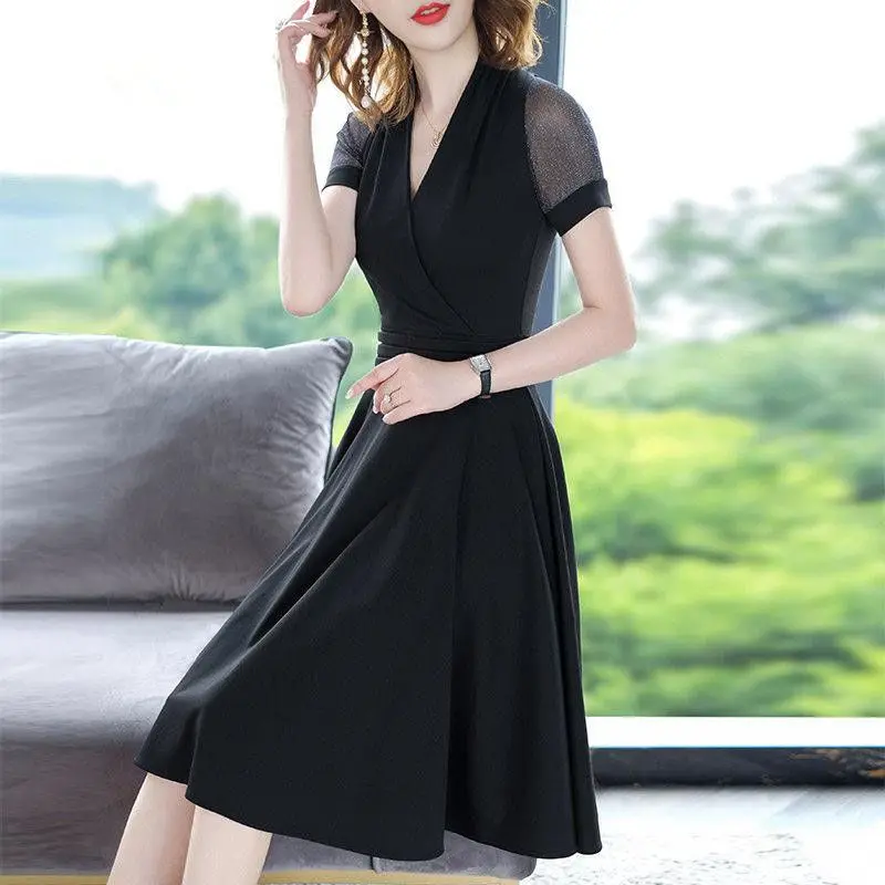 

Женское платье с коротким рукавом и V-образным вырезом