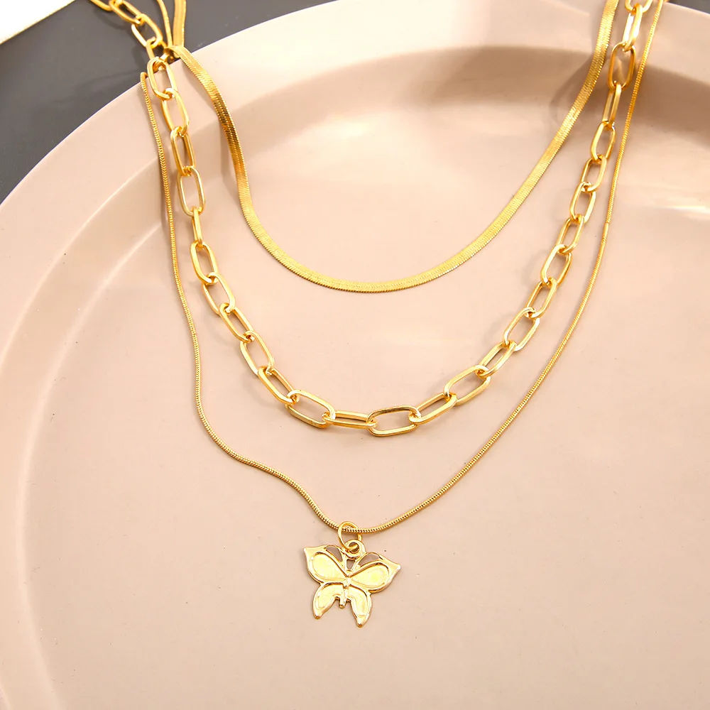 Женское колье-чокер с подвеской в виде бабочки