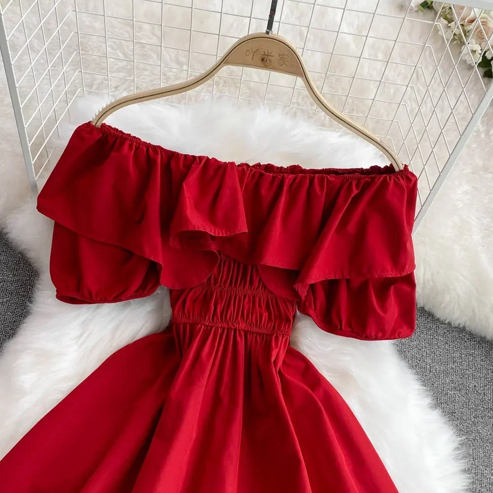 Платье-мини с открытыми плечами и оборками однотонное высокой талией