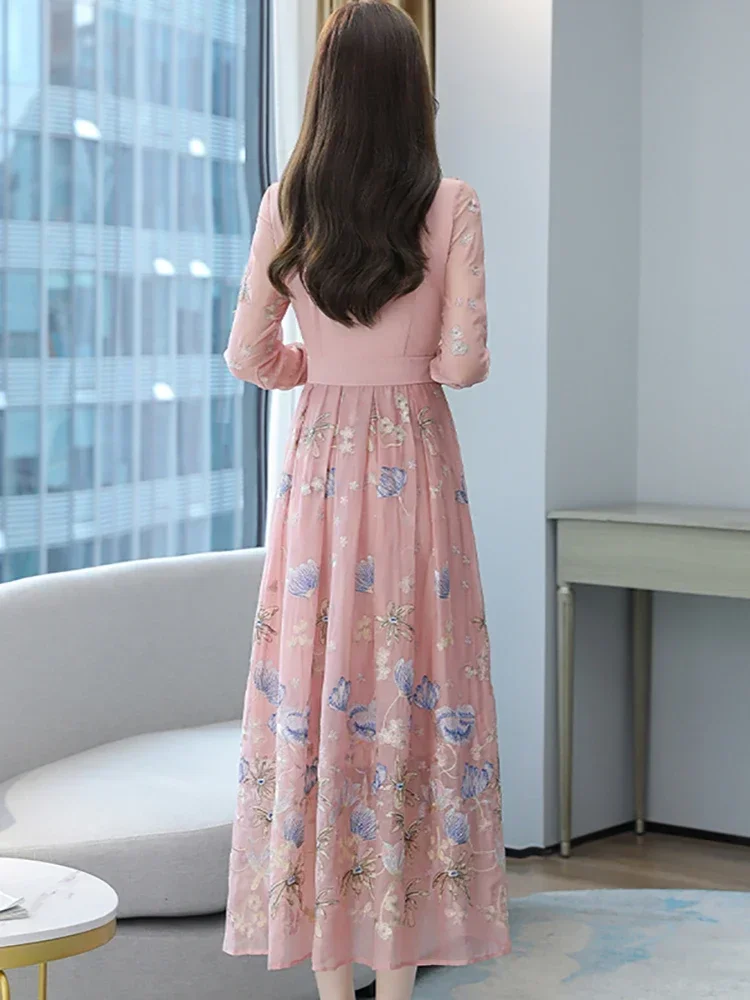 Женское платье с цветочной вышивкой и оборками на воротнике