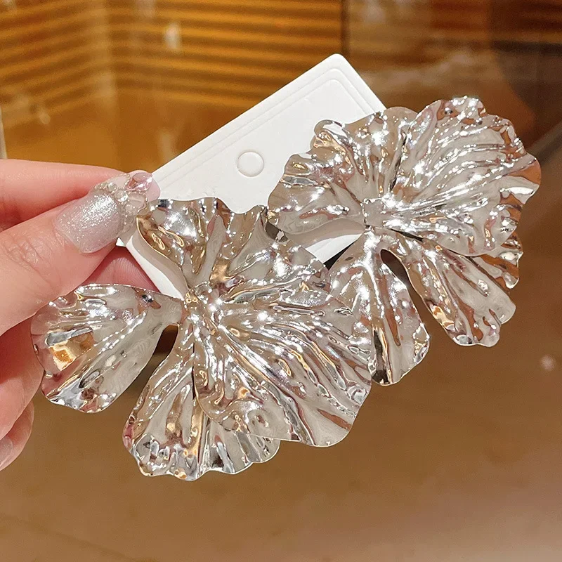 Новинка 2024 г. модные серебряные серьги в форме лепестков цветов с металлическим
