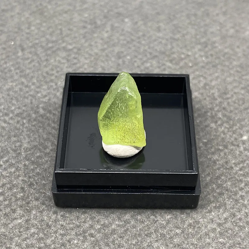 

100% натуральный оливин с острыми колонками, образцы минералов, камни и кристаллы + размер коробки: 27*25 мм