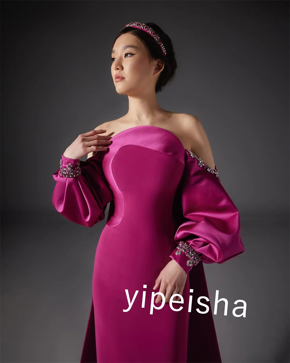 Атласные вечерние прямые платья на заказ с блестками и открытыми плечами