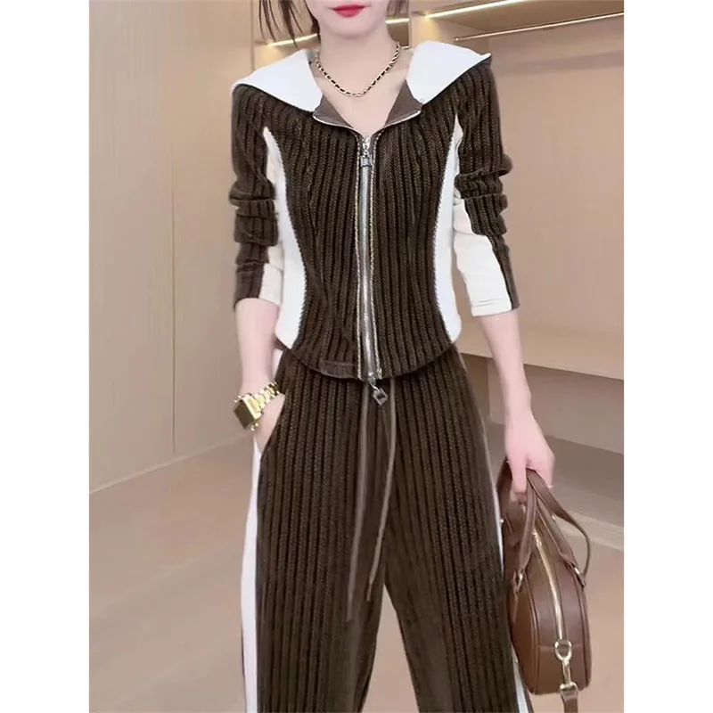 Женский спортивный костюм