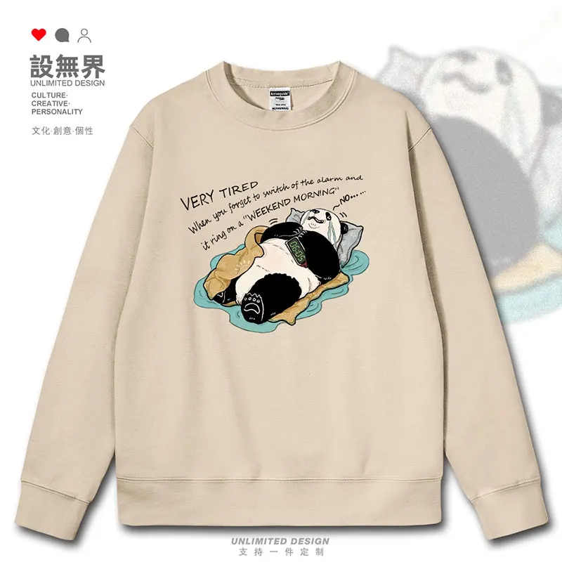 Лежа на кровати панды просыпаются раньше рабочие люди кольца с будильником для