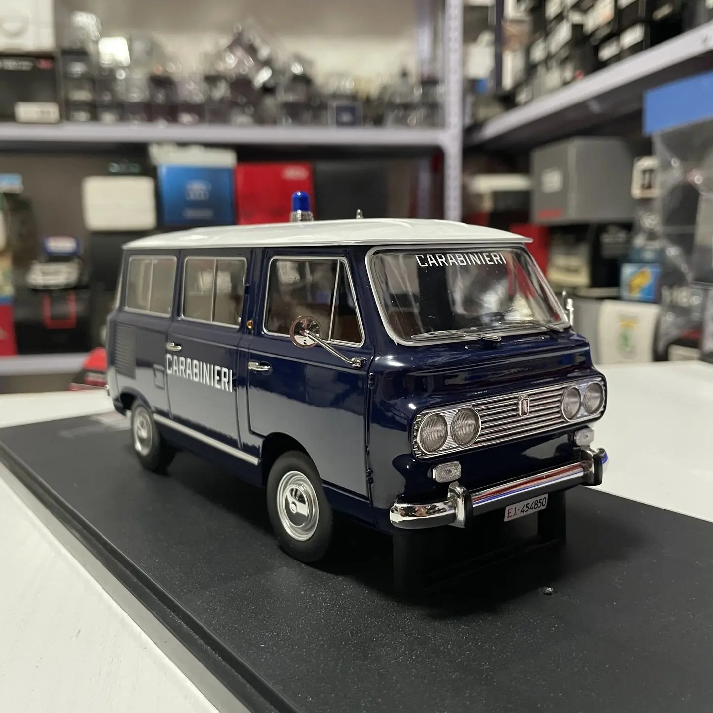 Фото MITICA Масштабная модель 1:18 из литого сплава FIAT 850 Familiare 1970 года, полицейская машина, классическая коллекционная модель, подарок для взрослых, сувенир, статическая модель для демонстрации №5