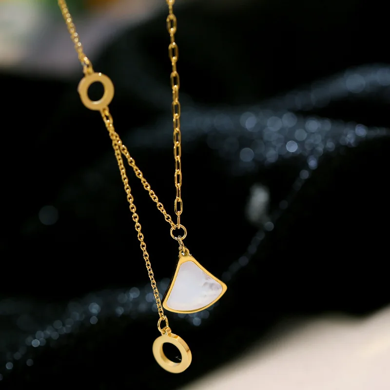 

Light Luxury INS White Fritillaria Fan-shaped Skirt Titanium Steel Necklace Women Electroplated 18K Gold Lock Bone Chain Jewelry