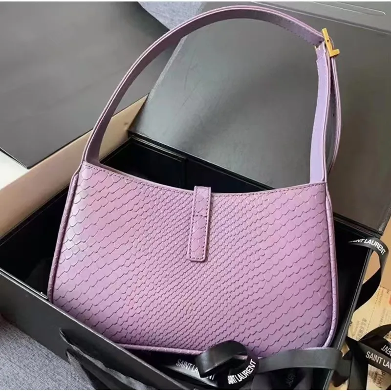 

2023 street trend fashion snake cowhide underarm bag metal buckle open and close handbag new popularity