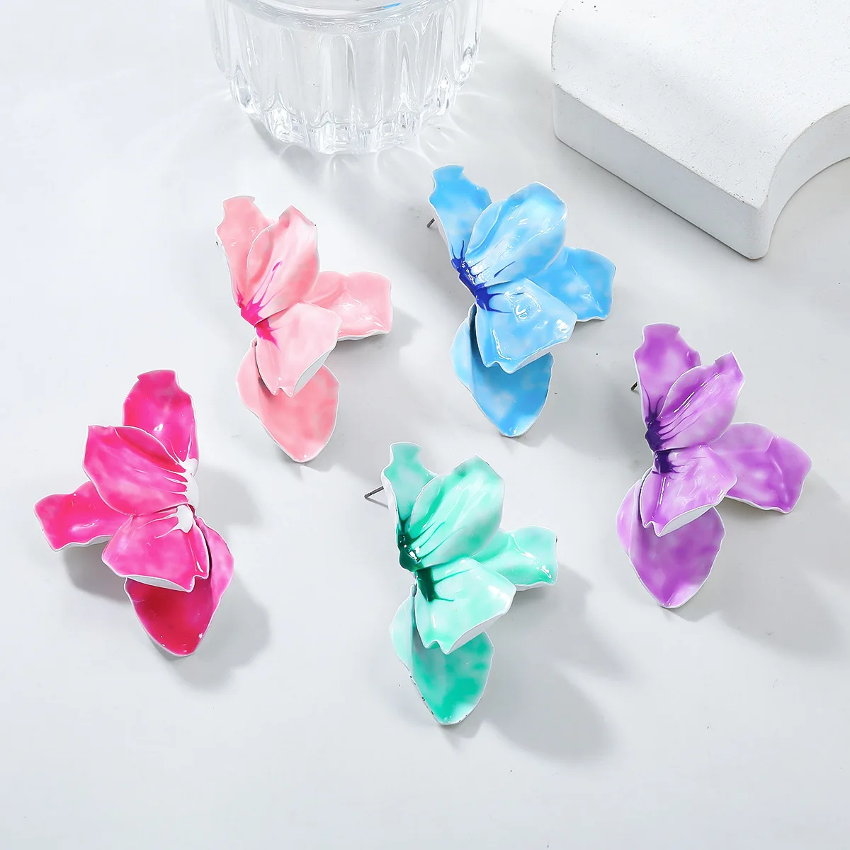 Металлические серьги-гвоздики конфетных цветов с геометрическим рисунком для