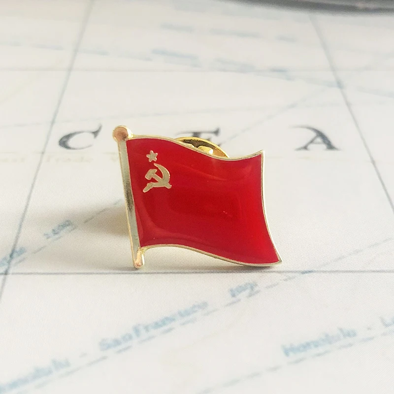 

Металлическая брошь СССР с флагом