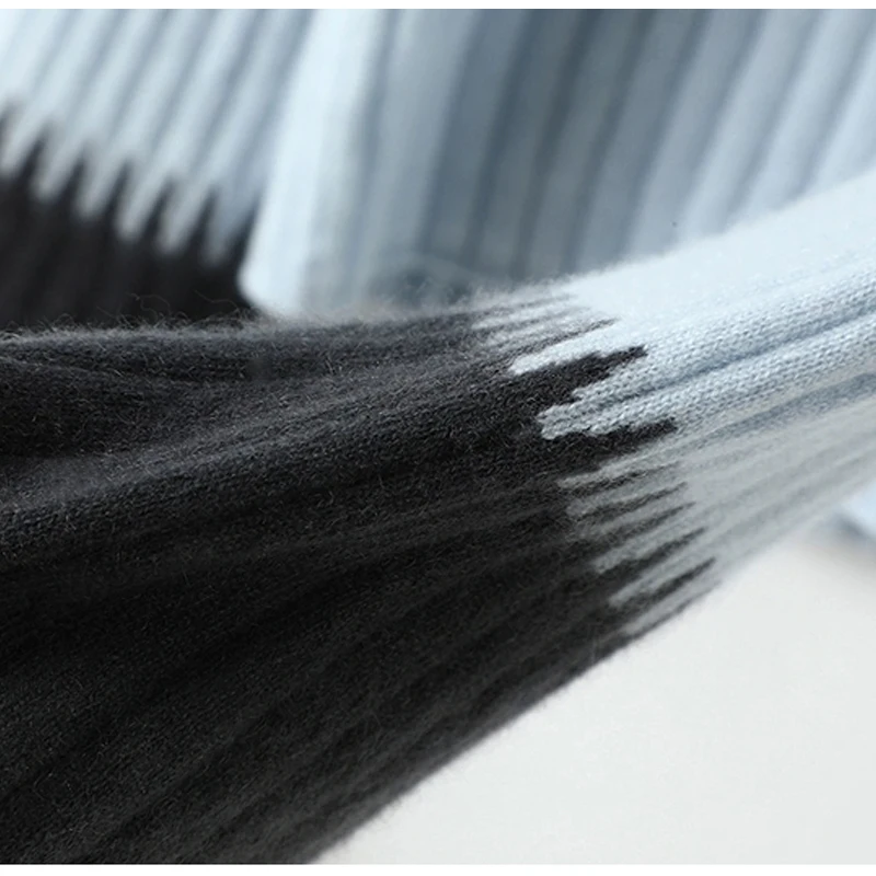 Женский свитер с высоким воротом синий контрастный цвет длинный