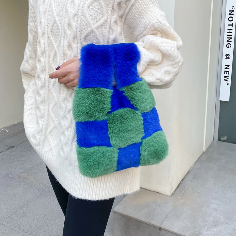 

2022 осень и зима новая шерстяная сумка сетчатая красная шахматная доска маленькая модная сумка универсальные ручные плюшевые тоуты