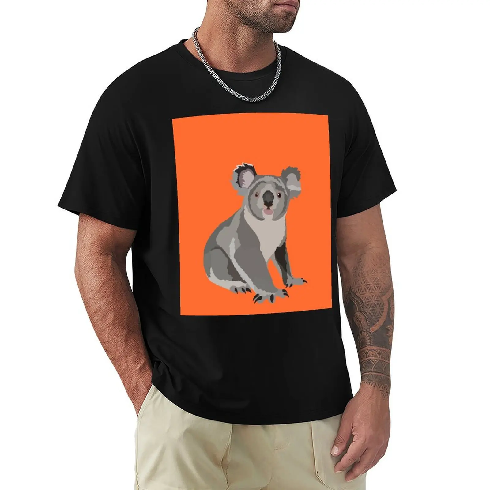 Фото K — это футболка с изображением коалы, универсальная футболка для отдыха. №1