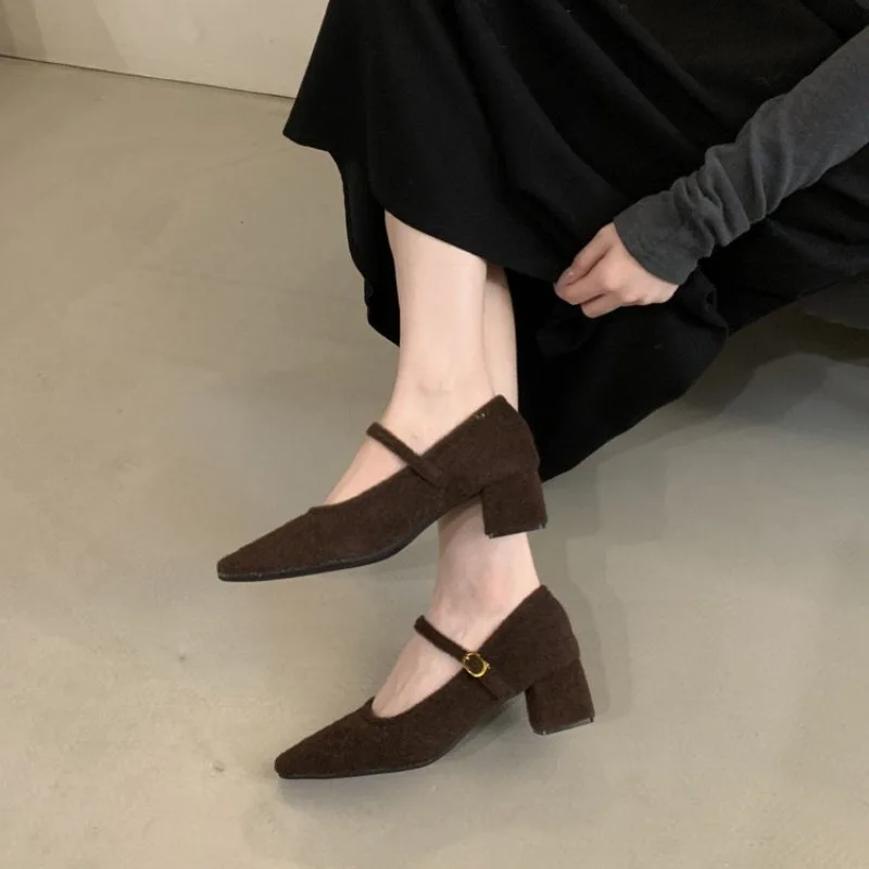 Женская обувь на среднем каблуке с острым носком замшевые ботильоны зима 2025