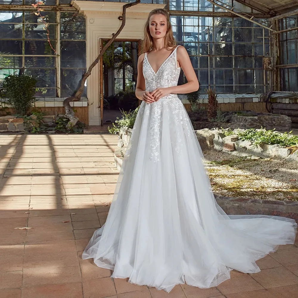 

Women Bohemia Spaghetti Strap Tulle Wedding Dress V Neckline Lace Applique Design Sleeveless Bride Dresses 2022