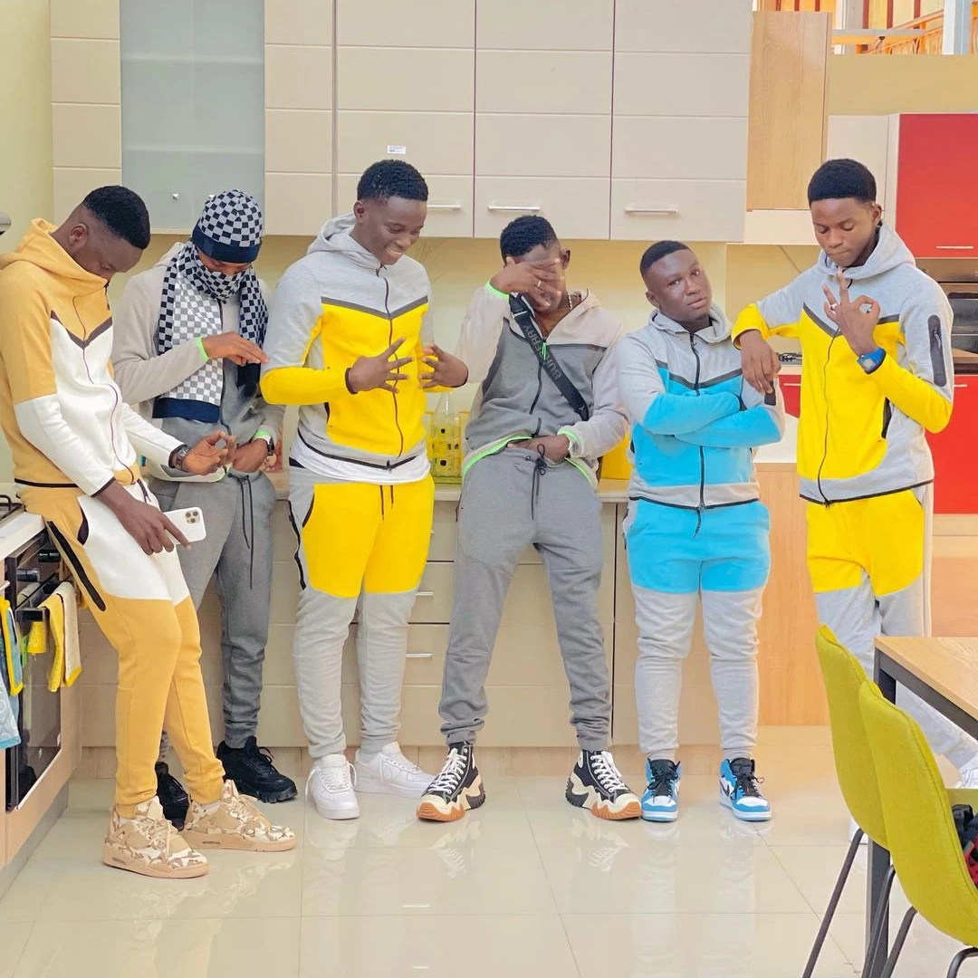 Мужской спортивный костюм из куртки с капюшоном и флисовых брюк |