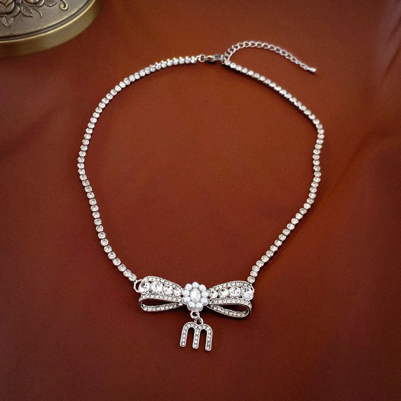 

Женское Ожерелье с жемчужным бантом и надписью M