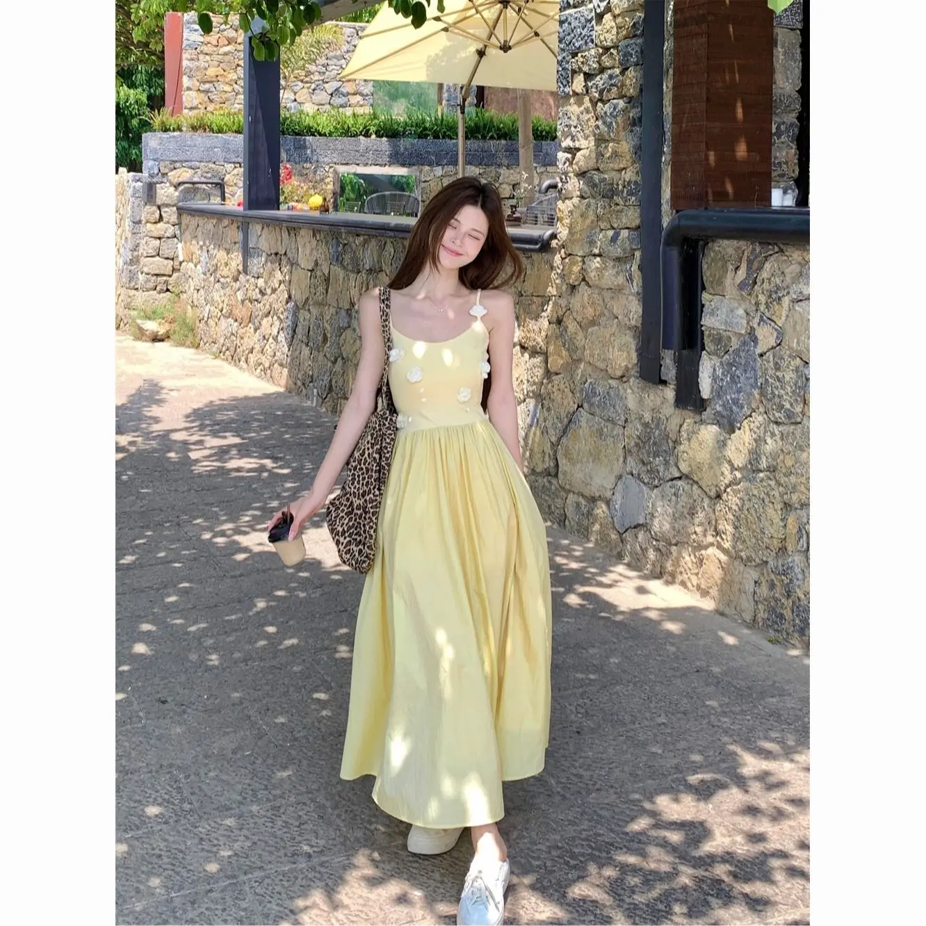 Женское летнее платье на бретелях длинное приталенное желтого цвета с объемными