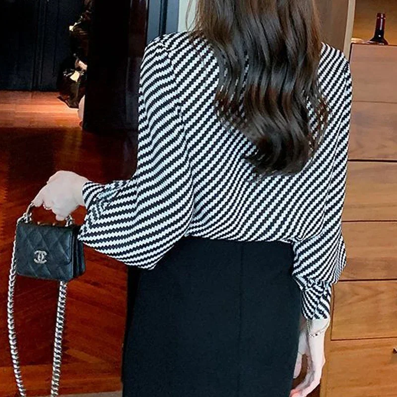 Блузка женская в полоску с воротником-стойкой стиле пэчворк