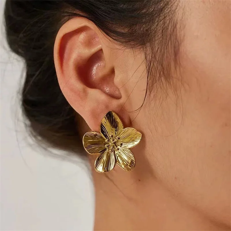 Винтажные серьги-гвоздики золотого и серебряного цвета в форме цветка