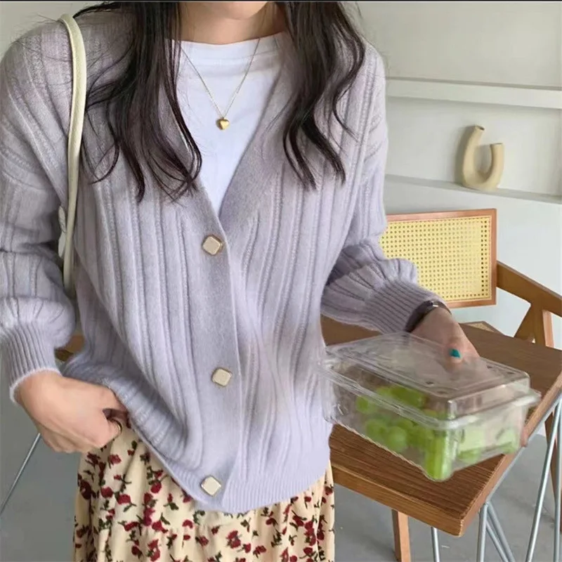 

Женский трикотажный кардиган с V-образным вырезом