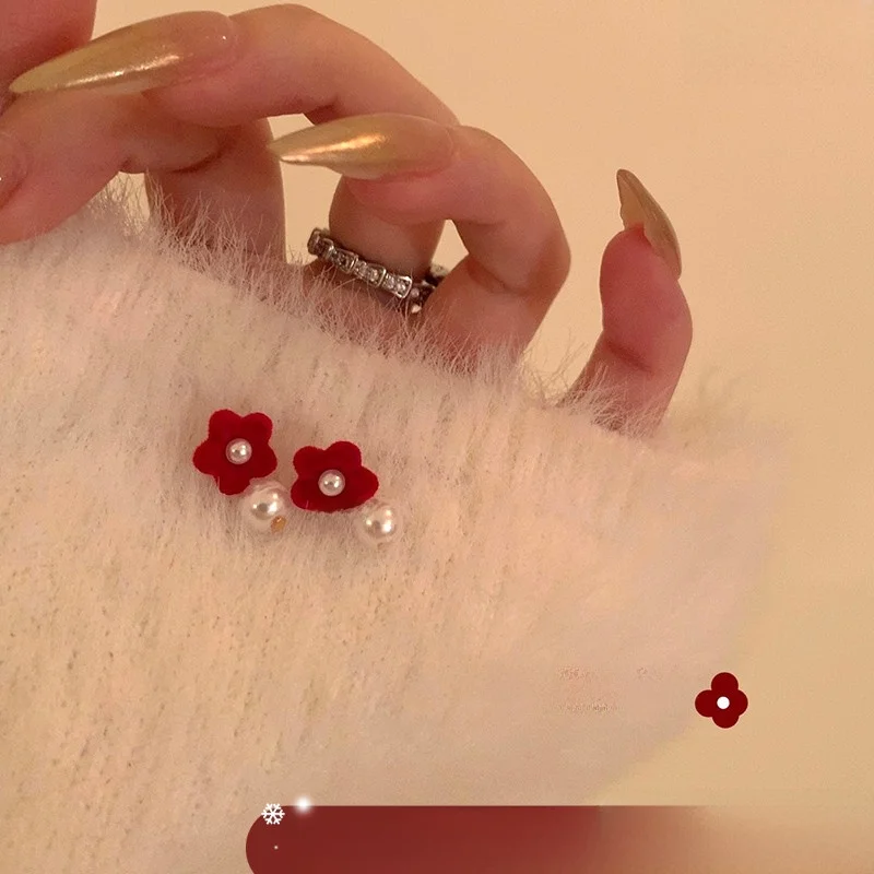 Подходит для нового года серьги-гвоздики с красным бархатным цветком и жемчугом
