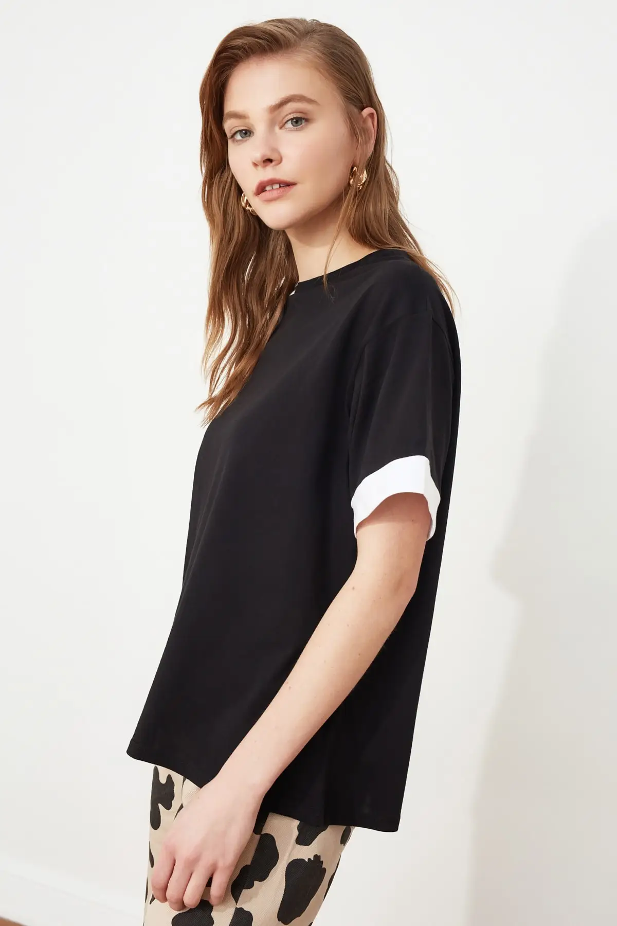 Трикотажная футболка бойфренда с черной лентой TWOSS19AD0079|Футболки| |