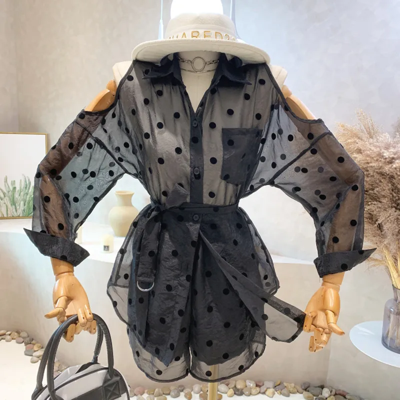 

Niche Design New Women 2022 Summer Design Perspective Off Shoulder Sunscreen Top Wave Point Long Sleeve Shirt Shorts 2 Piece Set