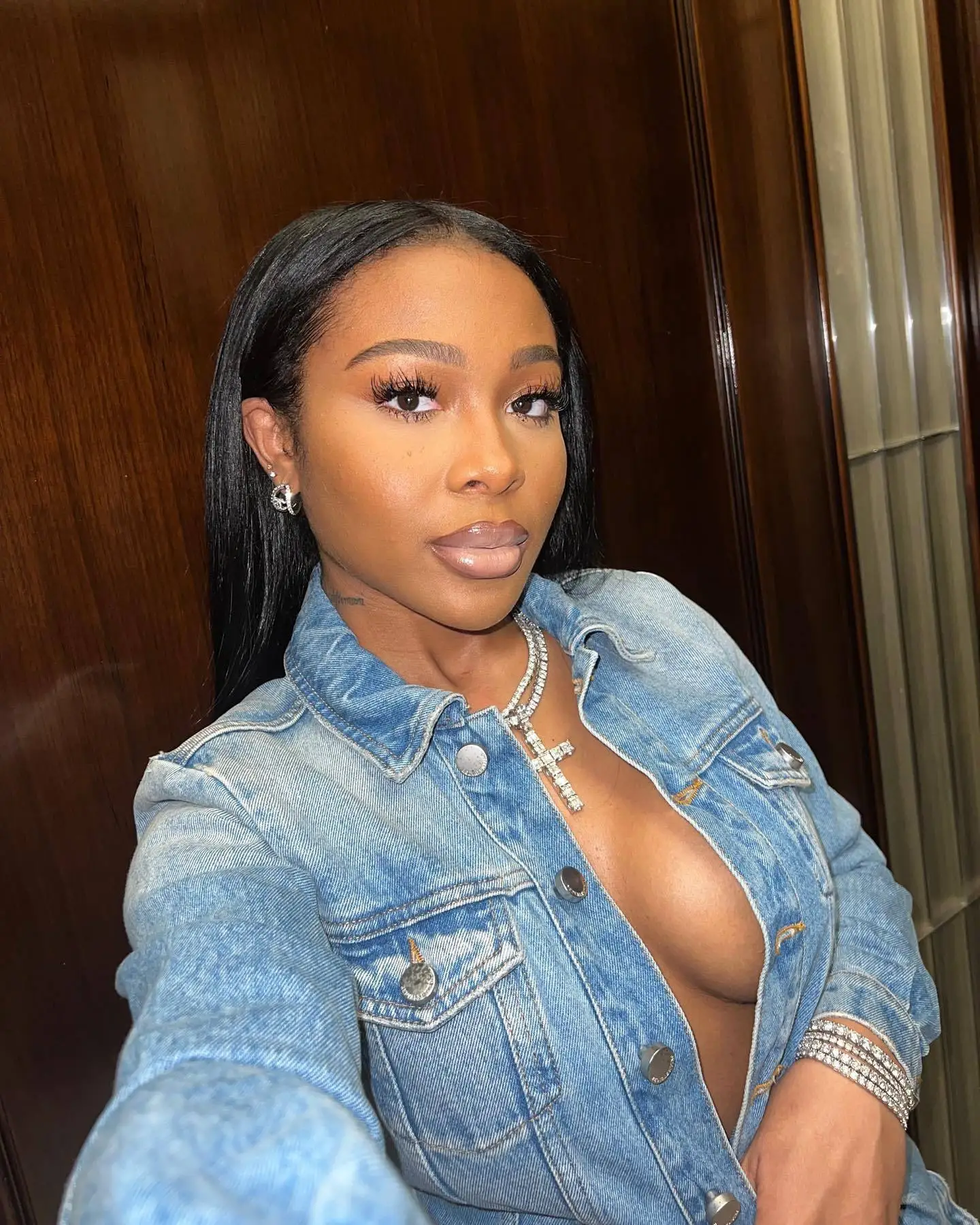 

Женское джинсовое платье, комплект из трех предметов (включая брюки), новинка 2023 года, модное уличное Европейское красивое Привлекательное платье с несколькими карманами и эффектом потертости