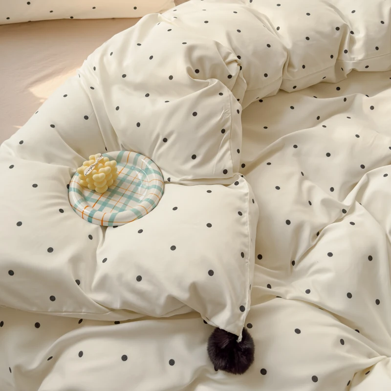 Простой стильный комплект постельного белья приятный для кожи постельное белье