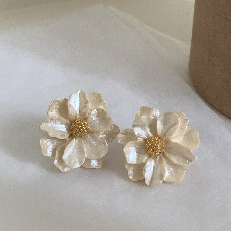 Женские темпераментные серьги в виде цветов