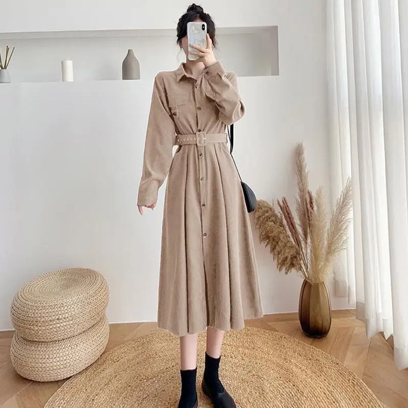 

Однотонное платье-поло с длинным рукавом и поясом на талии