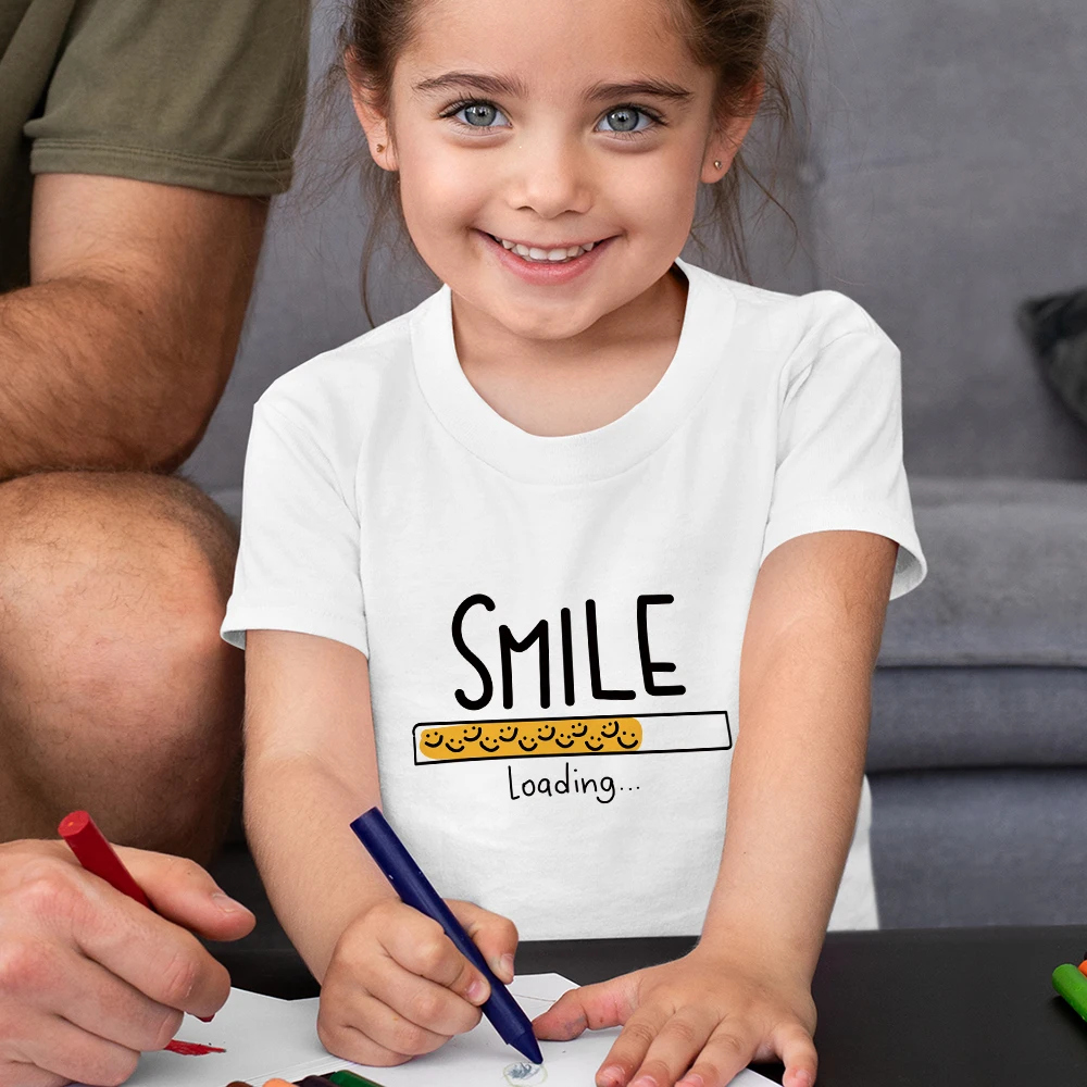 

Детская футболка Smile Loading с милым дизайном, модная летняя повседневная детская одежда для дома, белые удобные мягкие детские топы высокого к...
