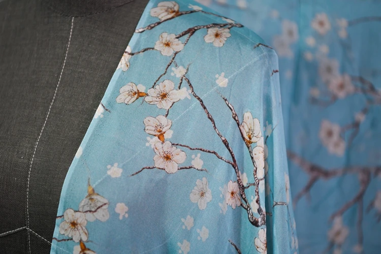 

Новое поступление, синяя шелковая шифоновая ткань 9 momme, 100% шелк, ширина 135 см/53 дюйма, для женского платья, шитье своими руками, бесплатная дос...