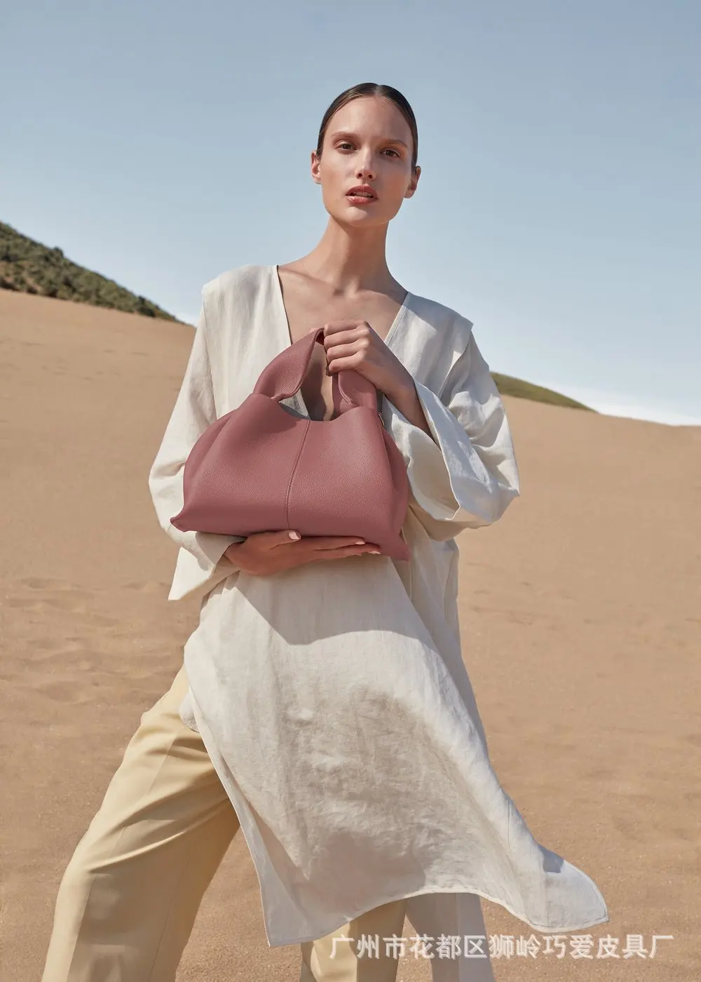 

Новинка 2023, модная нишевая дизайнерская Роскошная дамская сумочка во французском стиле, кожаная сумка-мессенджер, портативная женская сумк...