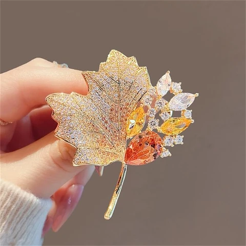 Кристальная брошь с кленовым листом
