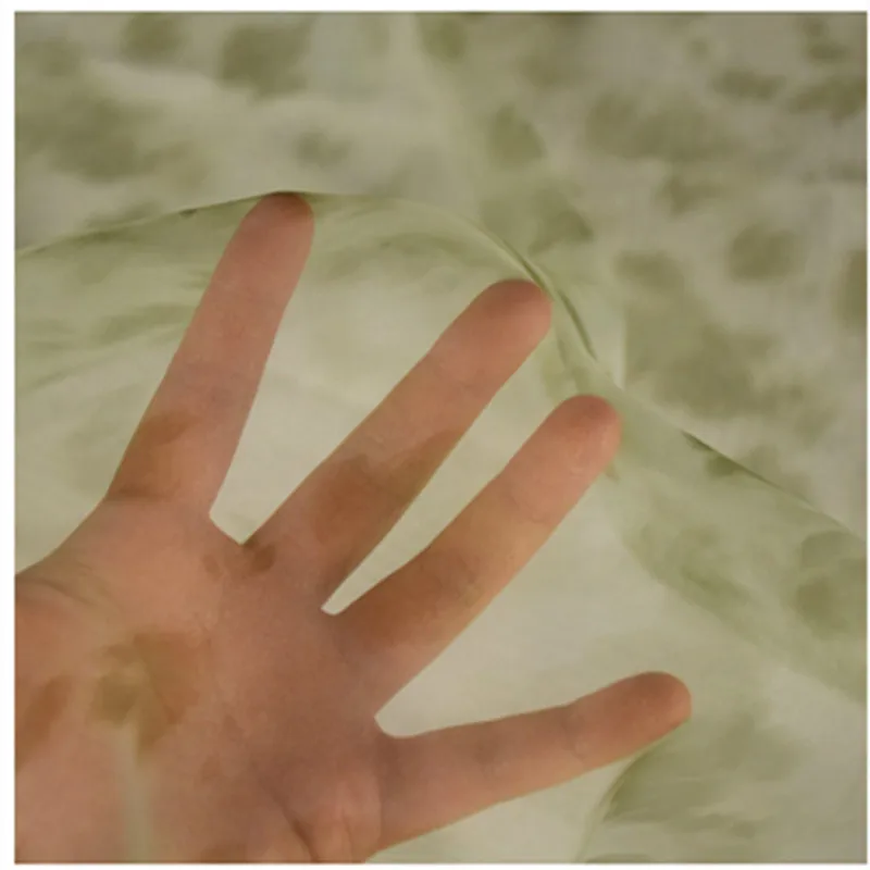 Шифоновая ткань для летнего платья ветровая трава зеленый цвет пятнистый принт