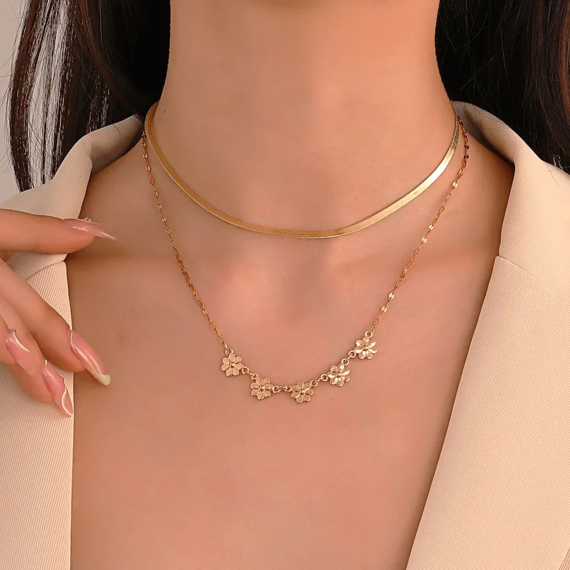 

New Double Layer Daisy Snake Bone Chain Women's Fashion Light Luxury Creative Flower Fold Necklace Bracelet Women's Jewelry Set