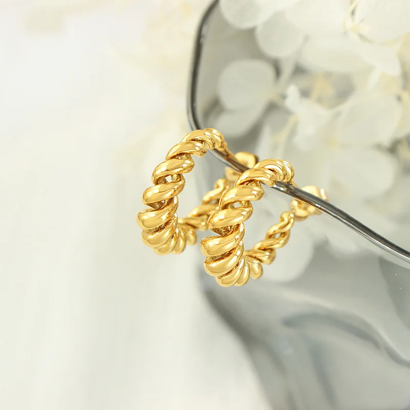 

SDA Hollow Thread C-shaped Earrings for Women's Versatile Fashion Brass Earrings
