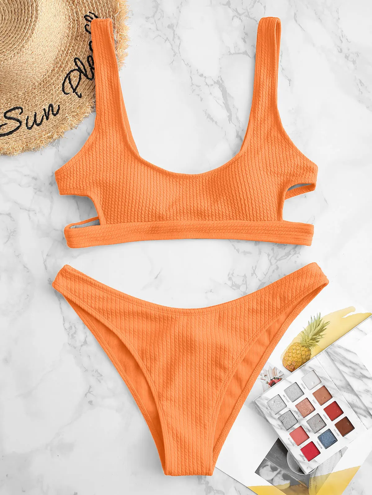 Сплошной купальник-бикини с высоким вырезом |