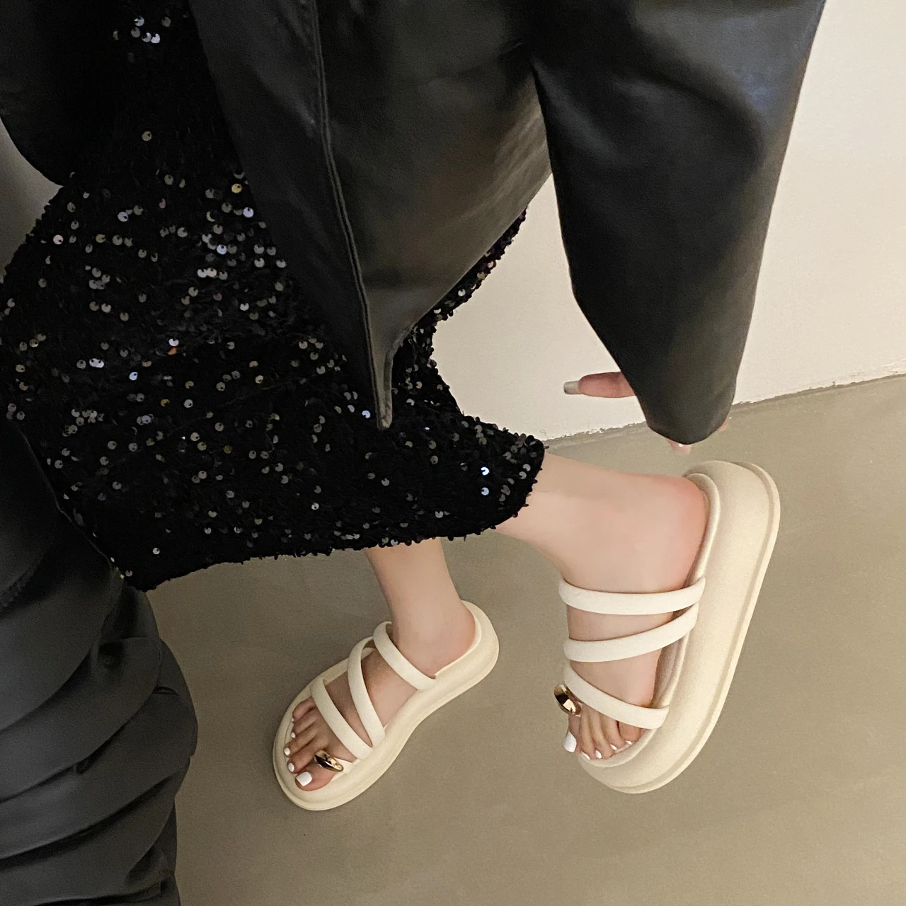 Women Minimalist Thong Sandals Toe Ring 2023 New Mid-Heel Fashion Flat Sandals Summer Outdoor Beach Vacation Leisure Woman Shoes