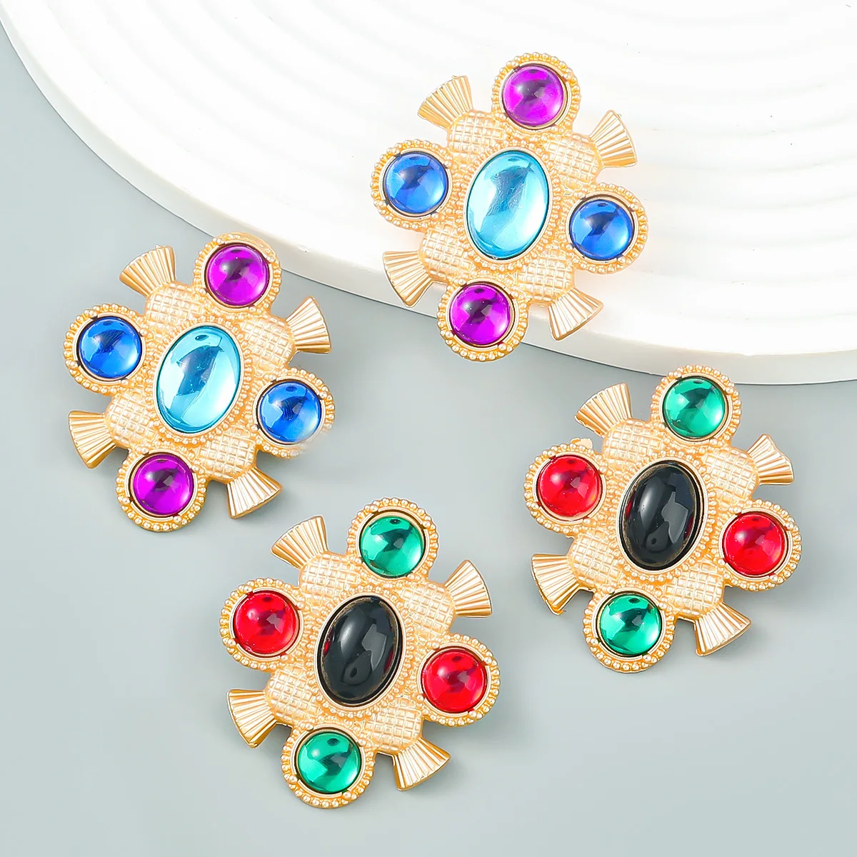

New Trendy Golden Resin Earrings for Women Exaggerated Classic Stud Earrings Banquet Jewelry Accessories