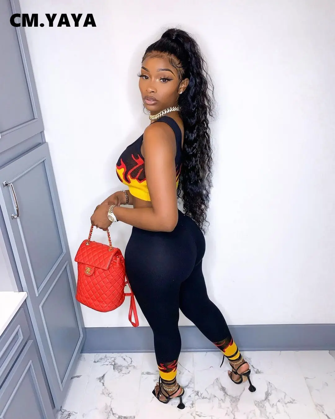 Женский комплект одежды CM.YAYA с принтом пламени аккуратный мини-топ и леггинсы из