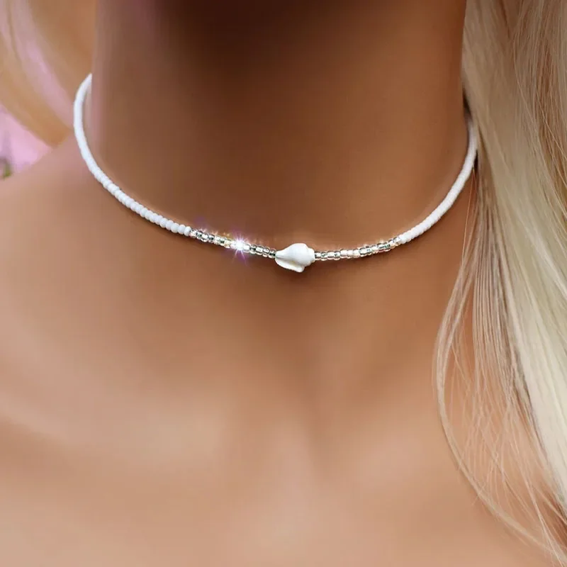 Ожерелье из белого стекла с бусинами