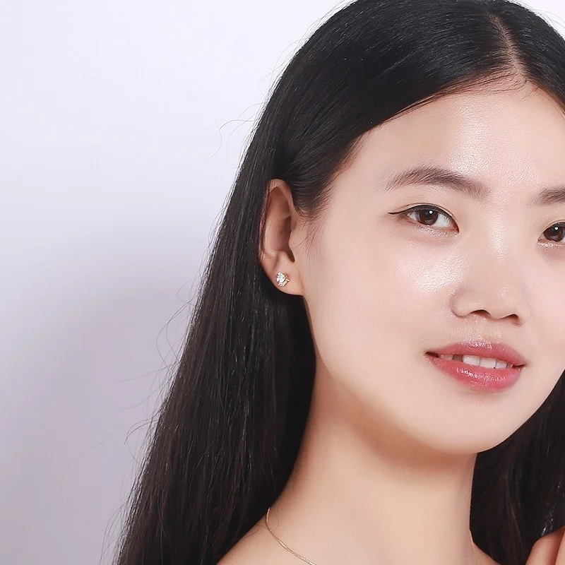 Милые маленькие белые серьги-гвоздики с фианитами в виде любящего сердца для