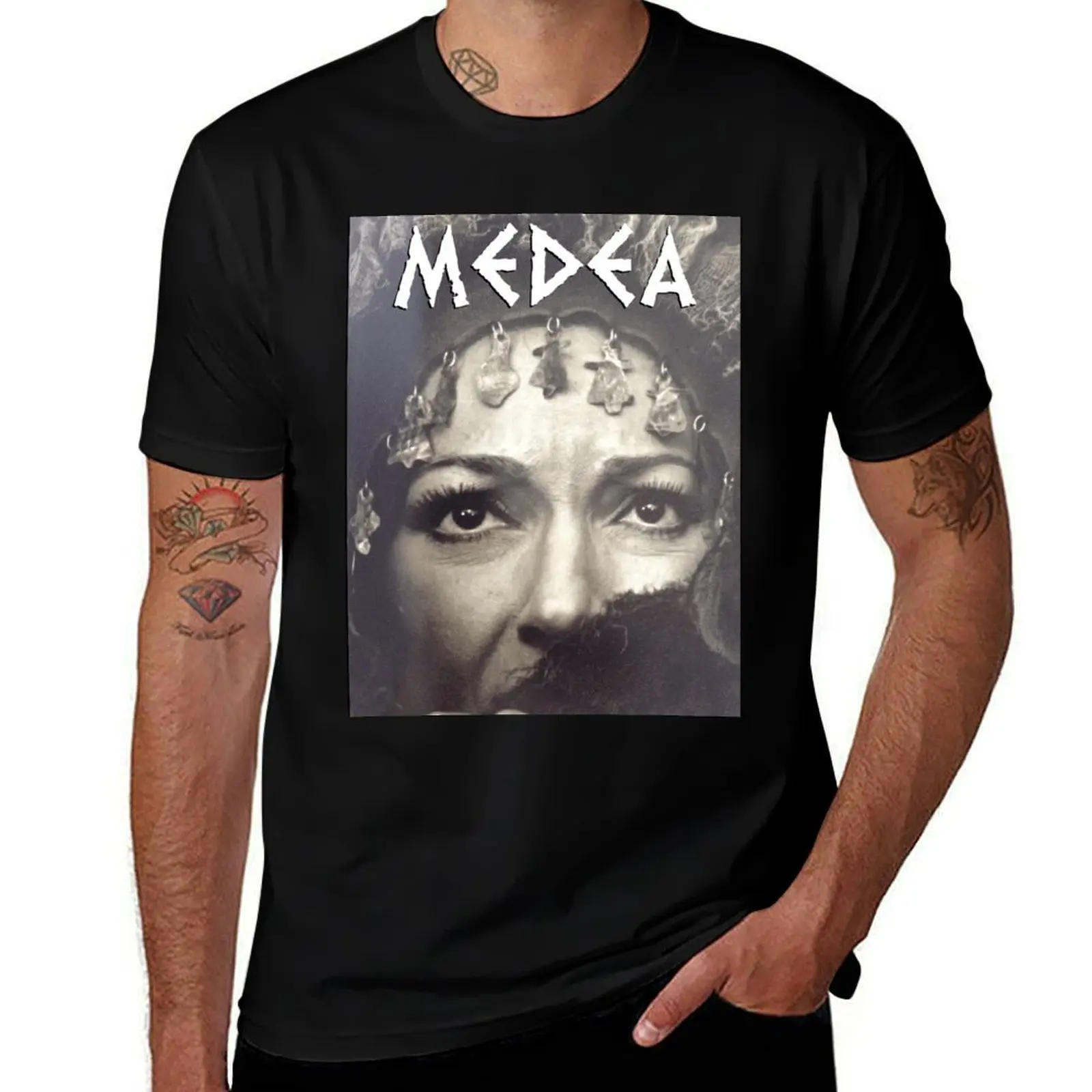 Фото Футболка Medea (Пьер Паоло Пасолини) повседневная легкая с коротким рукавом №1