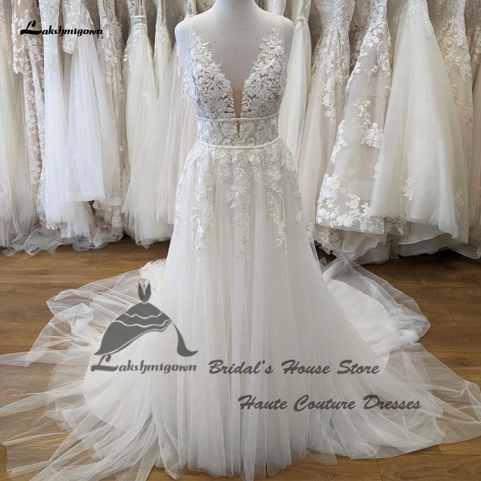 

Женское длинное платье из белой тюли с V-образным вырезом