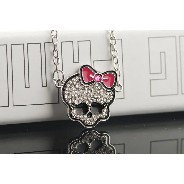 Sweet and Cool Style Fashionable Personality Bow Tie Rhinestone Skull Necklace Spicy Girl Style Niche High-quality Pendant