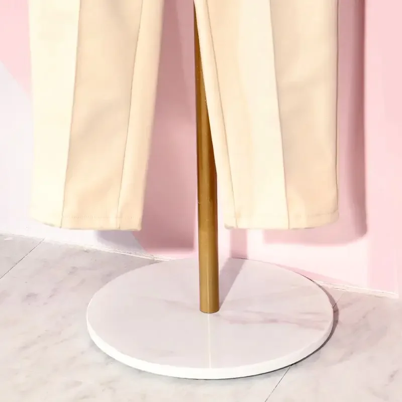 Витрина для магазина одежды напольная вешалка витрин подвесная женской