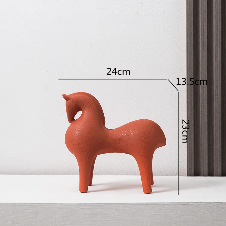 

Керамическая лошадь красного цвета